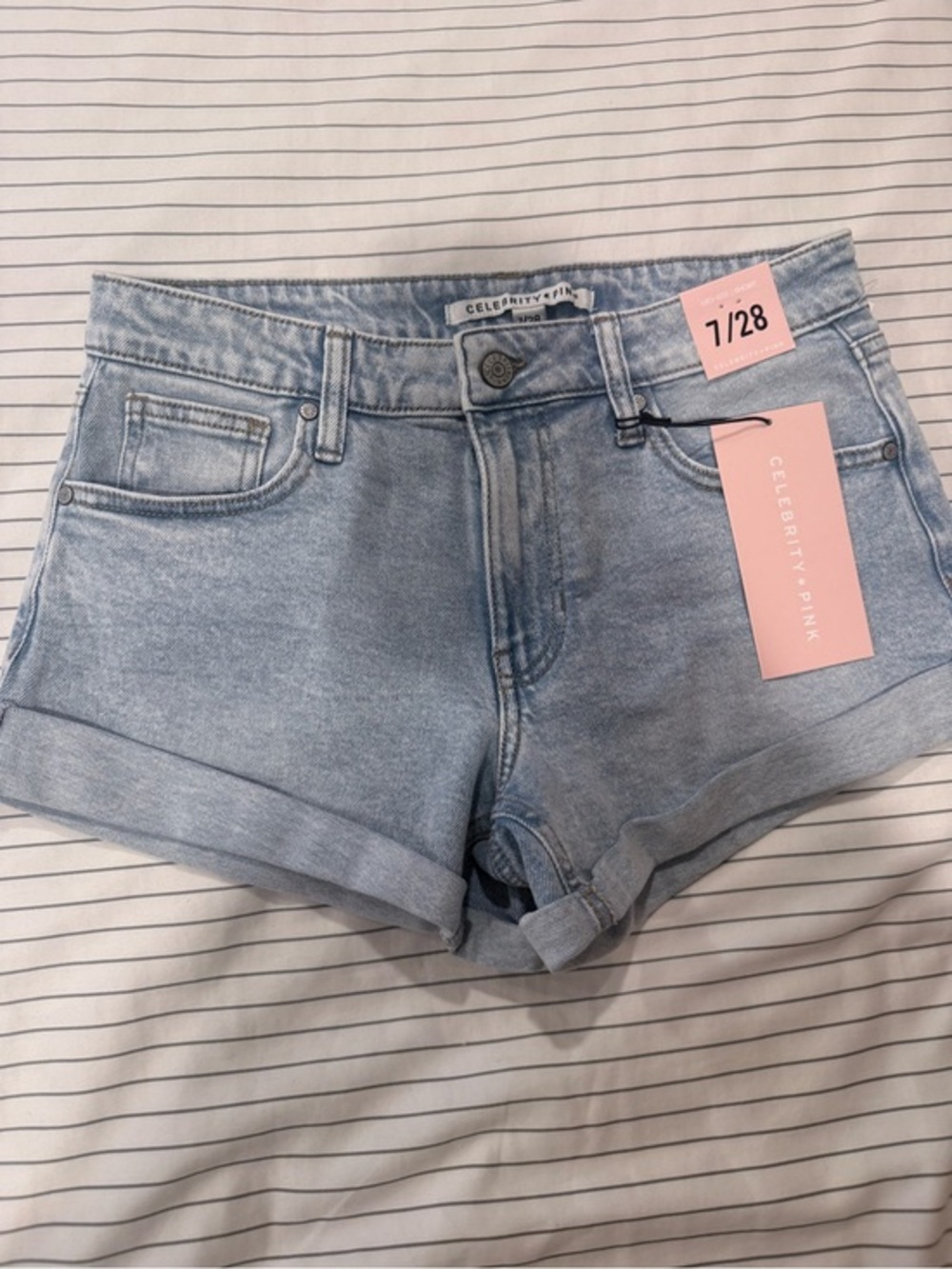 Celebrity Pink Women’s Mid-Rise Rollcuff Light Wash Shorts size 7/28